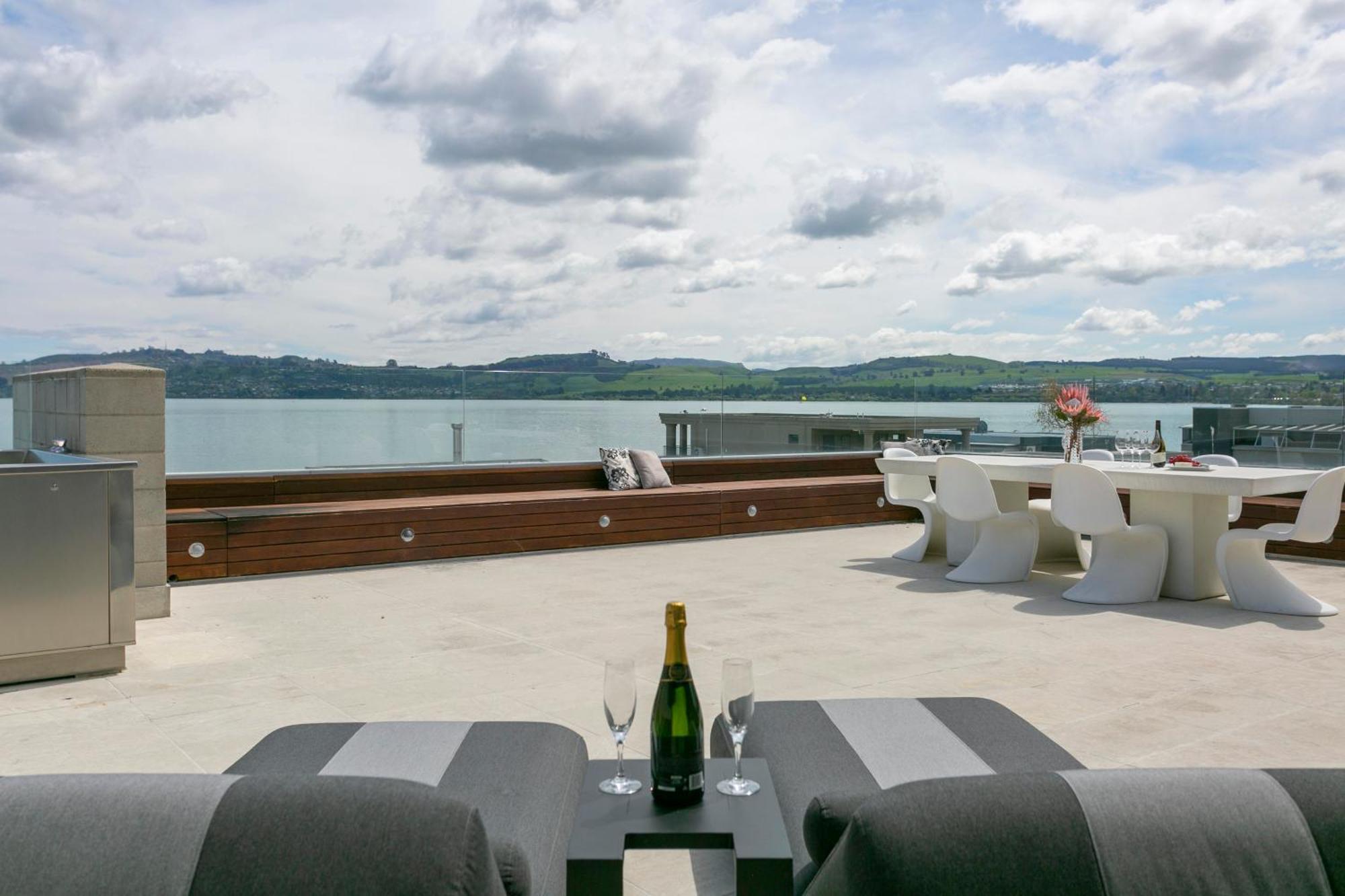 Sacred Waters Taupo Aparthotel ภายนอก รูปภาพ The rooftop terrace